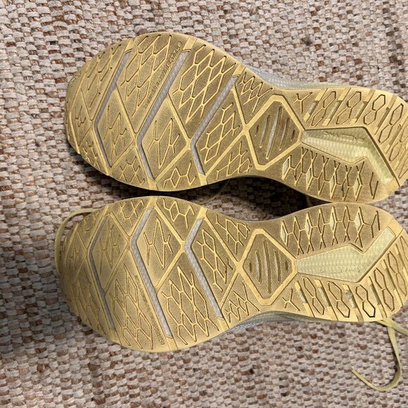 BROOKS LEVITATE RUNNING SHOES, SIZE 7 WOMENS, LIGHTLY USED - Picture 6 of 9